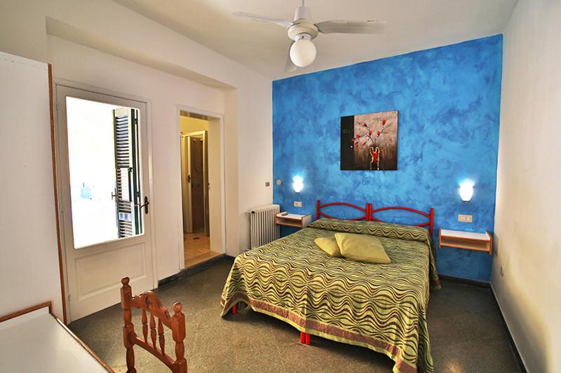 חדר אקונומי לשלושה, Albergo 2 Mari