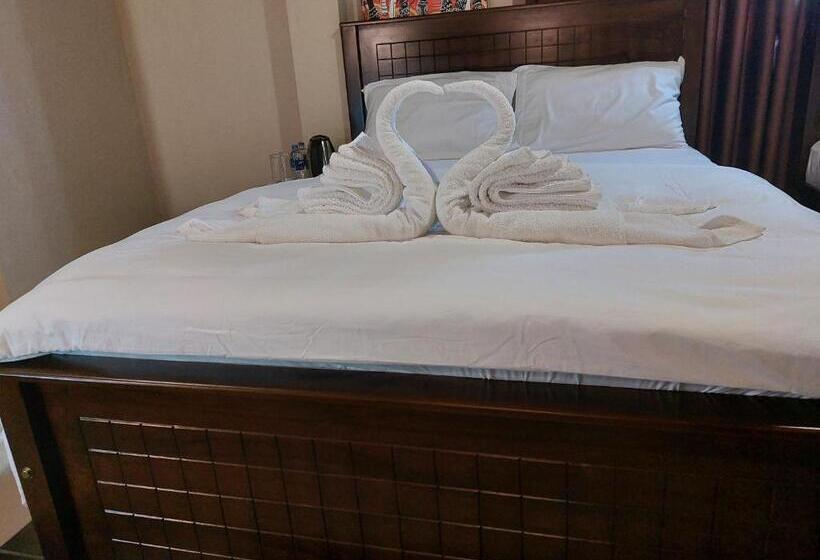 חדר משפחתי, Edwin S Airport Garden