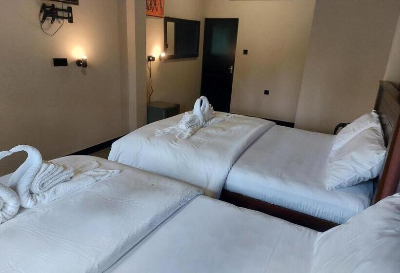 חדר משפחתי, Edwin S Airport Garden