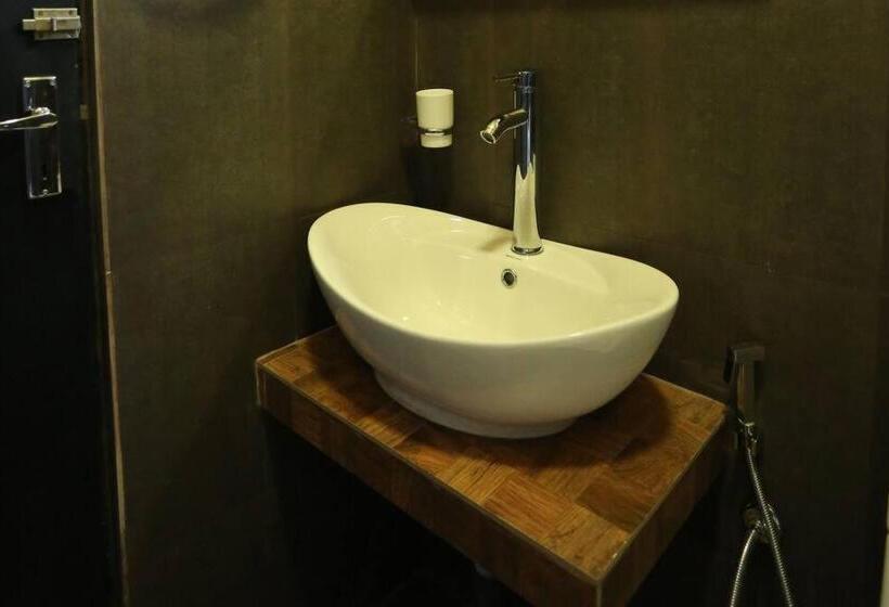 חדר אקונומי, Edwin S Airport Garden