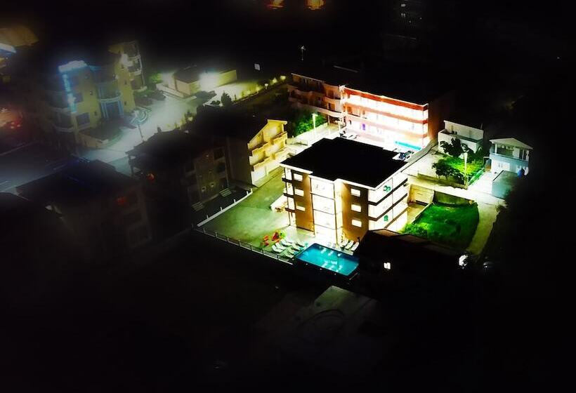 اتاق لوکس سه تخته, Ajana