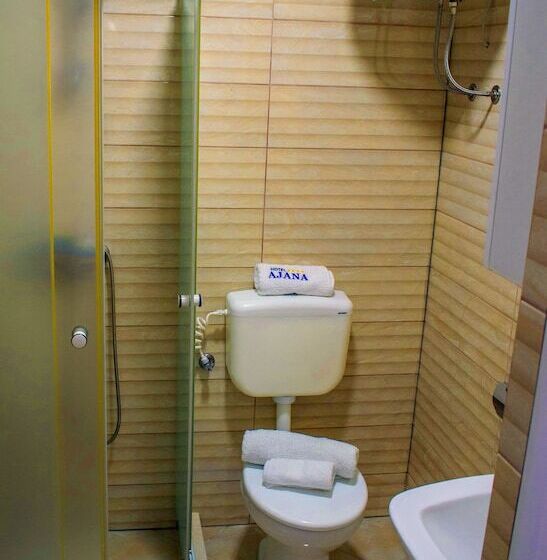 اتاق لوکس سه تخته, Ajana