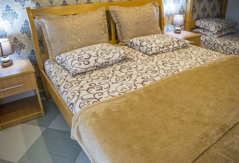 اتاق لوکس سه تخته, Ajana