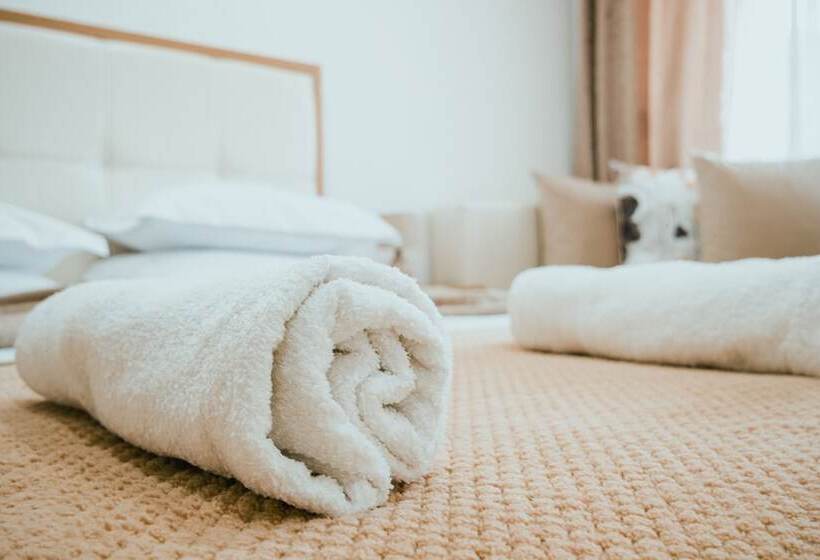 اتاق لوکس سه تخته, Ajana