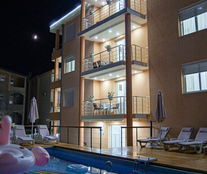 اتاق لوکس سه تخته, Ajana