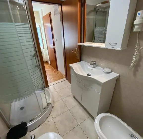 اتاق استاندارد, Rooms Base
