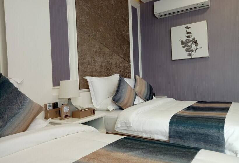 חדר קלאסי לשלושה, Vinny Boutique