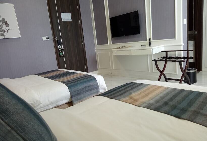 חדר קלאסי לשלושה, Vinny Boutique