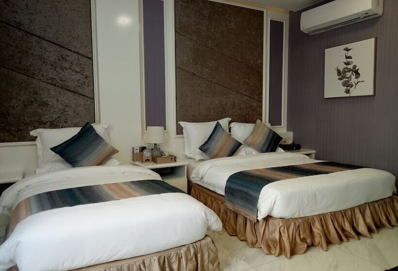 חדר קלאסי לשלושה, Vinny Boutique