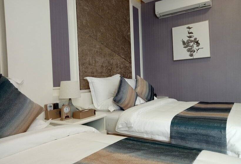 חדר קלאסי לשלושה, Vinny Boutique