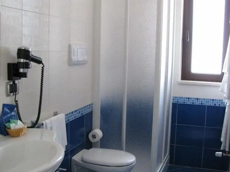 Standard Yhden Hengen Huone, Albergo Roma