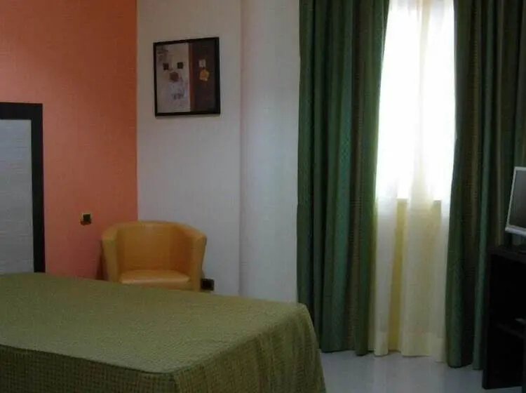 Standard Yhden Hengen Huone, Albergo Roma