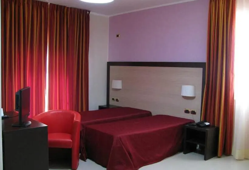 Basic Kolmen Hengen Huone, Albergo Roma