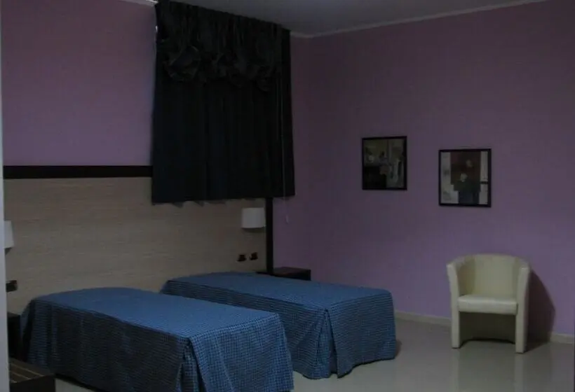 Basic Kolmen Hengen Huone, Albergo Roma