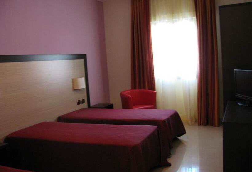 اتاق ساده سه‌ نفره, Albergo Roma