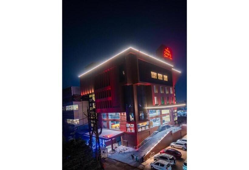 キングサイズベッドのスタンダードルーム, Grand Dhillon