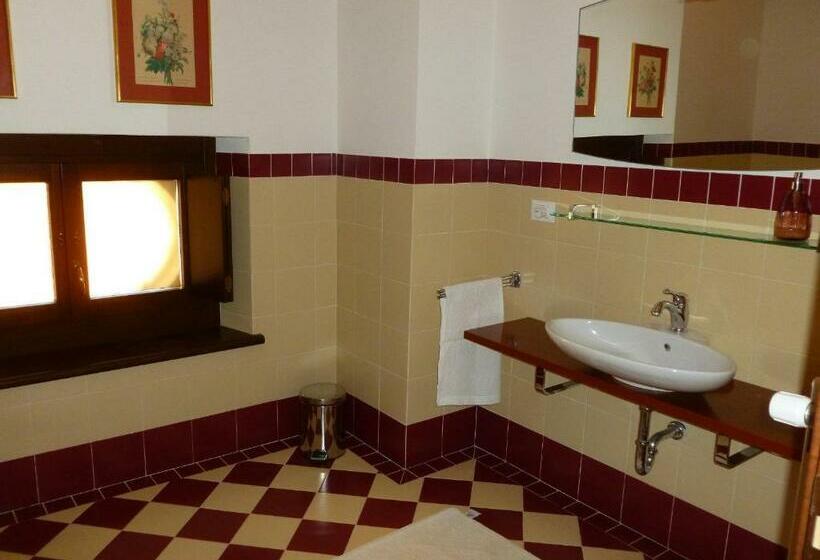 آپارتمان یک خوابه با دری مشترک که هال را جدا می کند., Agriturismo Grillo Iole Winery