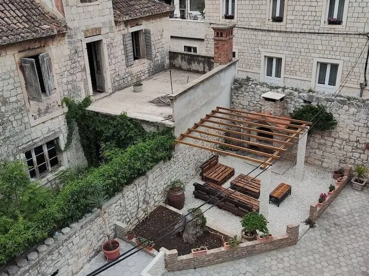 Standard-studio, Guest House Exalto