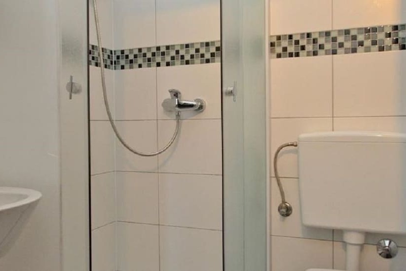 استودیوی استاندارد, Guest House Exalto