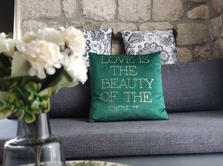 استودیوی استاندارد, Guest House Exalto