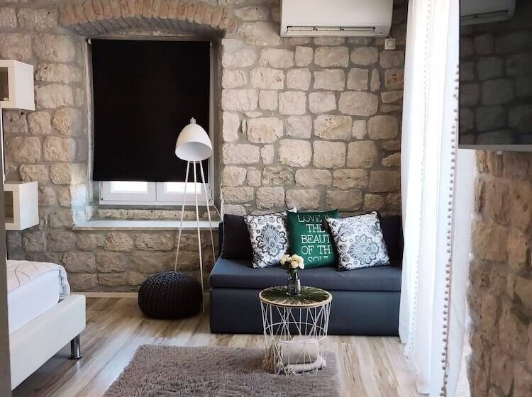 استودیوی استاندارد, Guest House Exalto