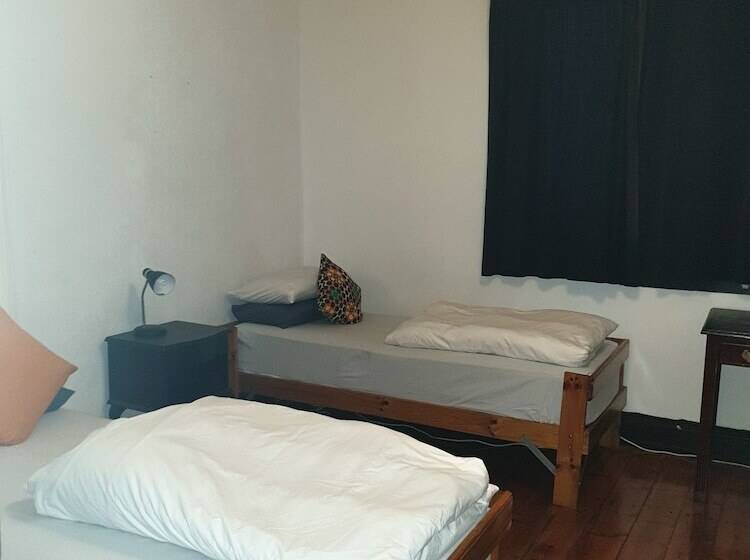 חדר סטנדרט, Zebra Crossing Backpacker