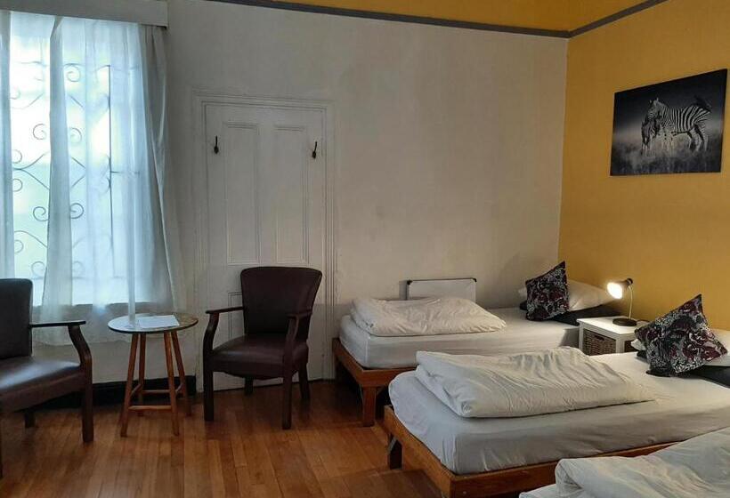 חדר משפחתי, Zebra Crossing Backpacker