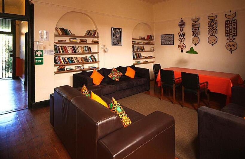 מיטה בחדר משותף, Zebra Crossing Backpacker