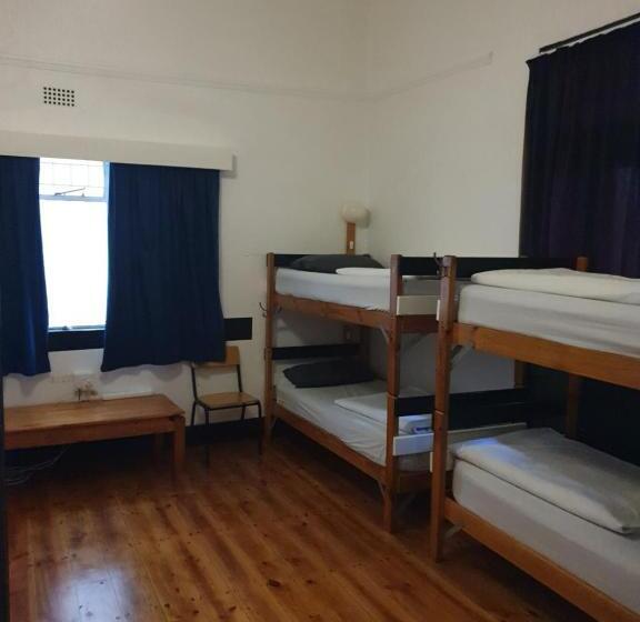 מיטה בחדר משותף, Zebra Crossing Backpacker