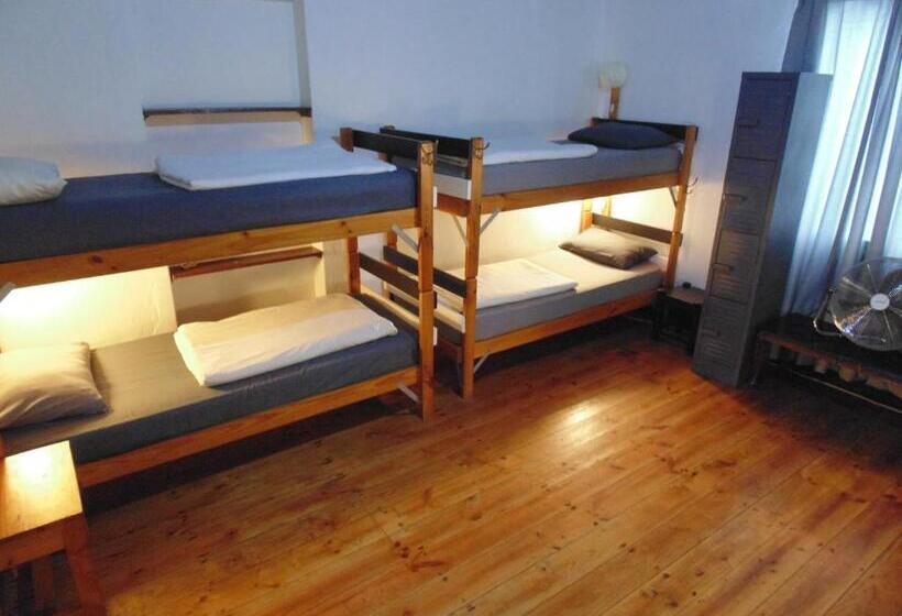 מיטה בחדר משותף, Zebra Crossing Backpacker