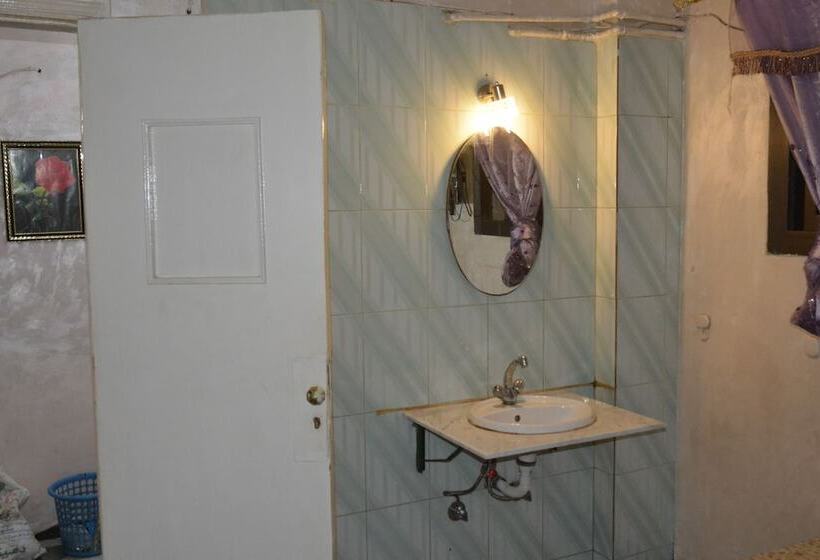 اتاق استاندارد یک تخته با سرویس بهداشتی مشترک, City Hostel