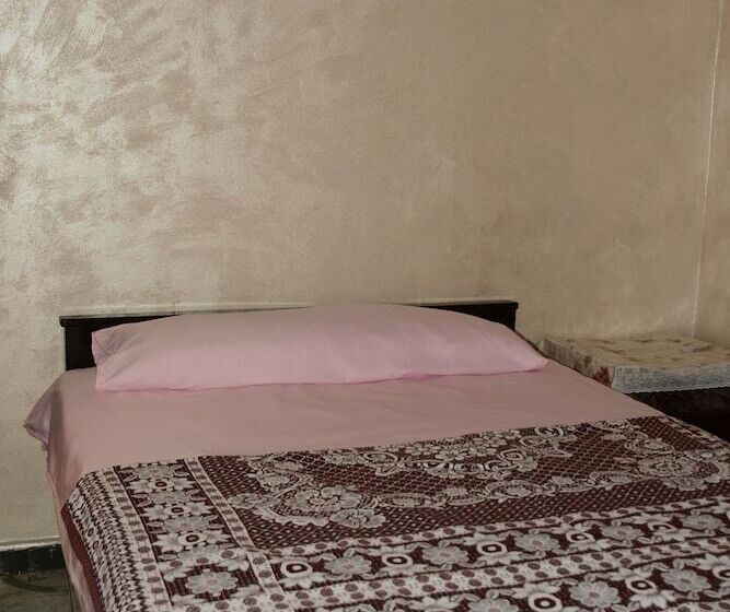 اتاق استاندارد یک تخته با سرویس بهداشتی مشترک, City Hostel