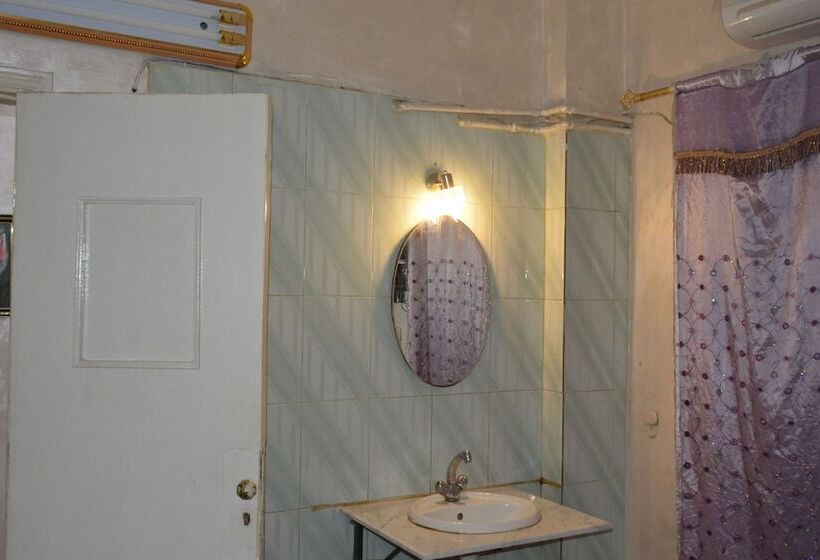 اتاق استاندارد یک تخته با سرویس بهداشتی مشترک, City Hostel