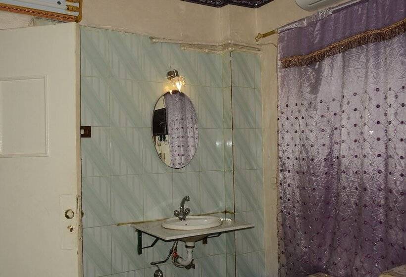 اتاق استاندارد یک تخته با سرویس بهداشتی مشترک, City Hostel
