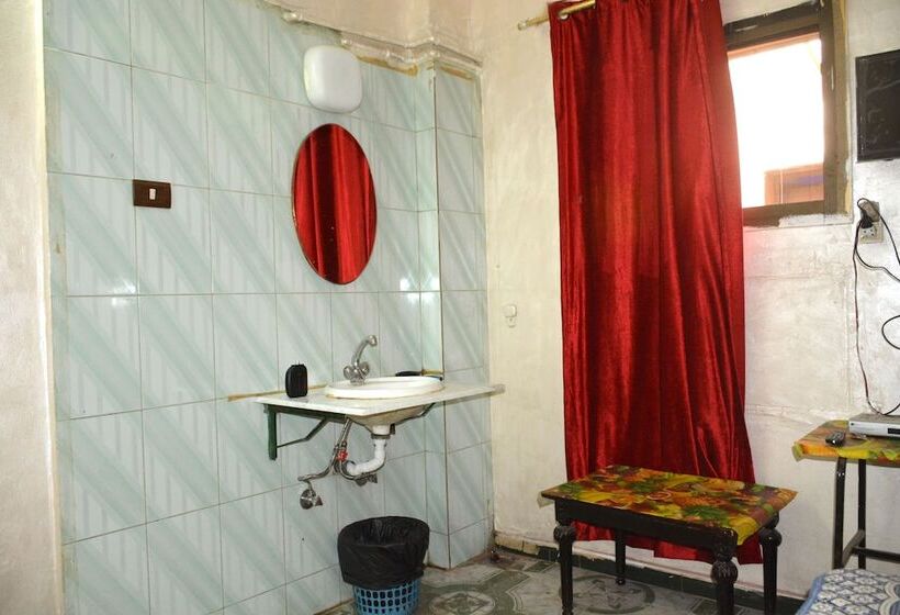 اتاق استاندارد یک تخته با سرویس بهداشتی مشترک, City Hostel
