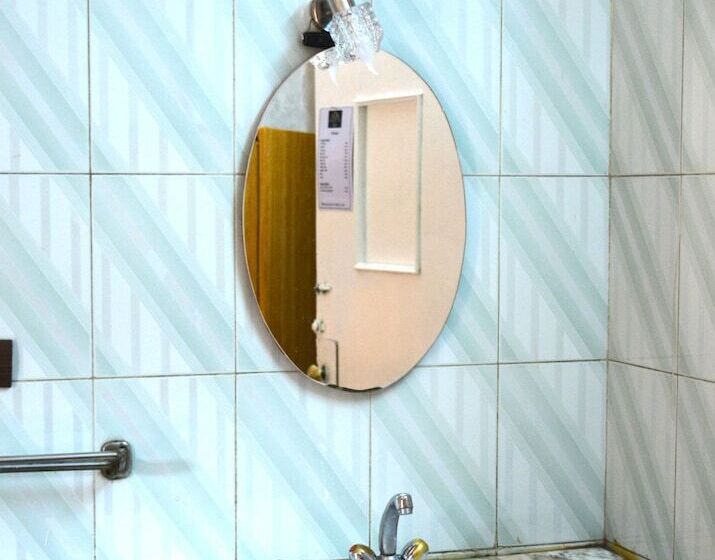 اتاق استاندارد یک تخته با سرویس بهداشتی مشترک, City Hostel