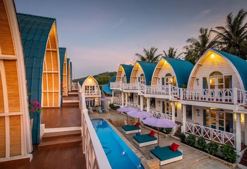 اتاق لوکس با چشم‌انداز استخر, Santorini Beach Resort