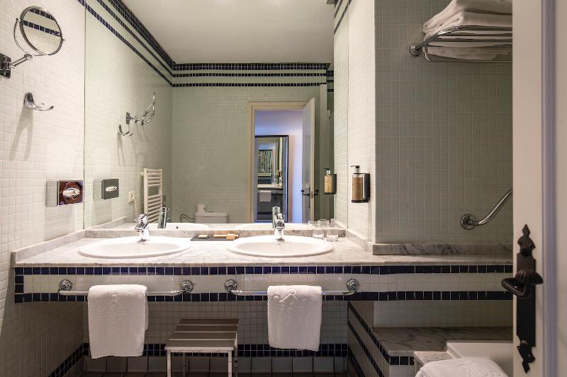 اتاق لوکس با چشم‌انداز استخر, Santorini Beach Resort