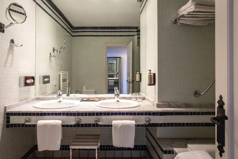 اتاق لوکس با چشم‌انداز استخر, Santorini Beach Resort