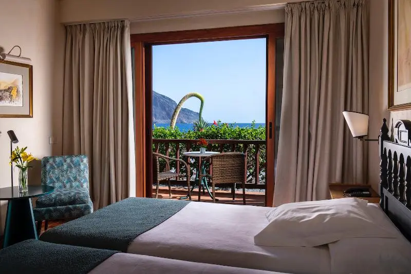 اتاق لوکس با چشم‌انداز استخر, Santorini Beach Resort