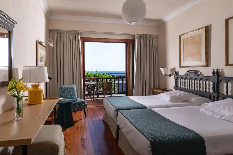 اتاق لوکس با چشم‌انداز استخر, Santorini Beach Resort