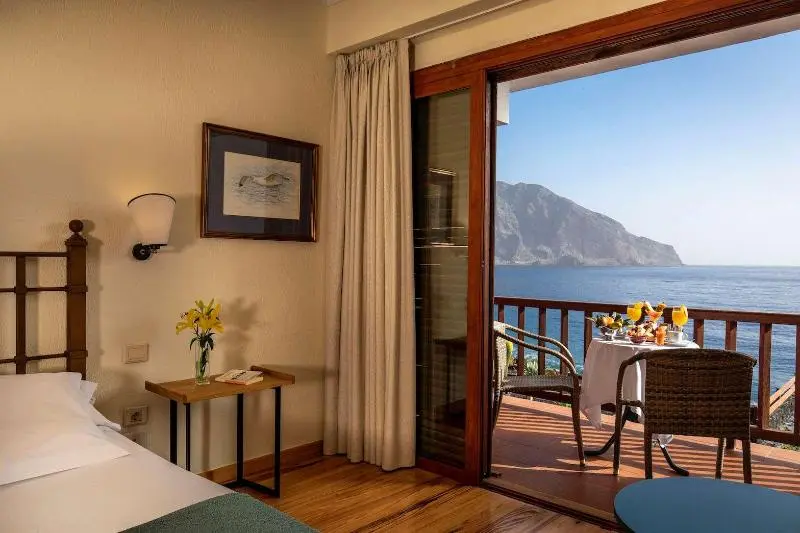 اتاق لوکس با چشم‌انداز استخر, Santorini Beach Resort