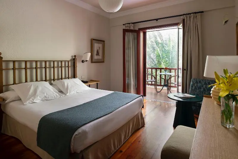 اتاق لوکس با چشم‌انداز استخر, Santorini Beach Resort