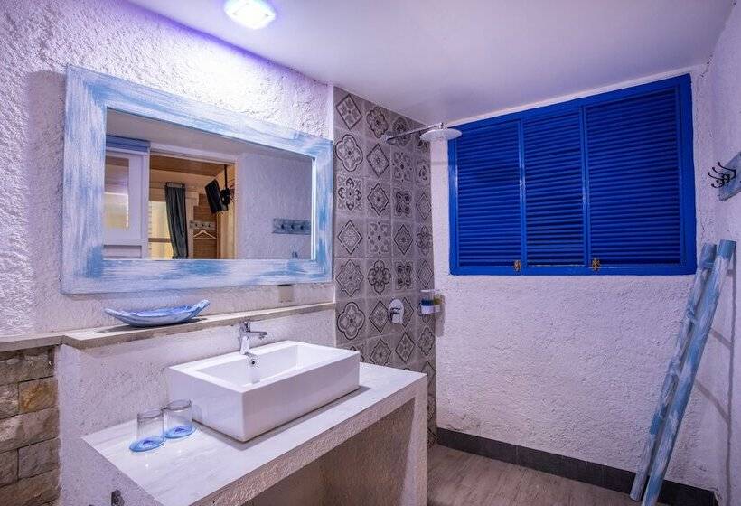 اتاق لوکس با چشم‌انداز استخر, Santorini Beach Resort