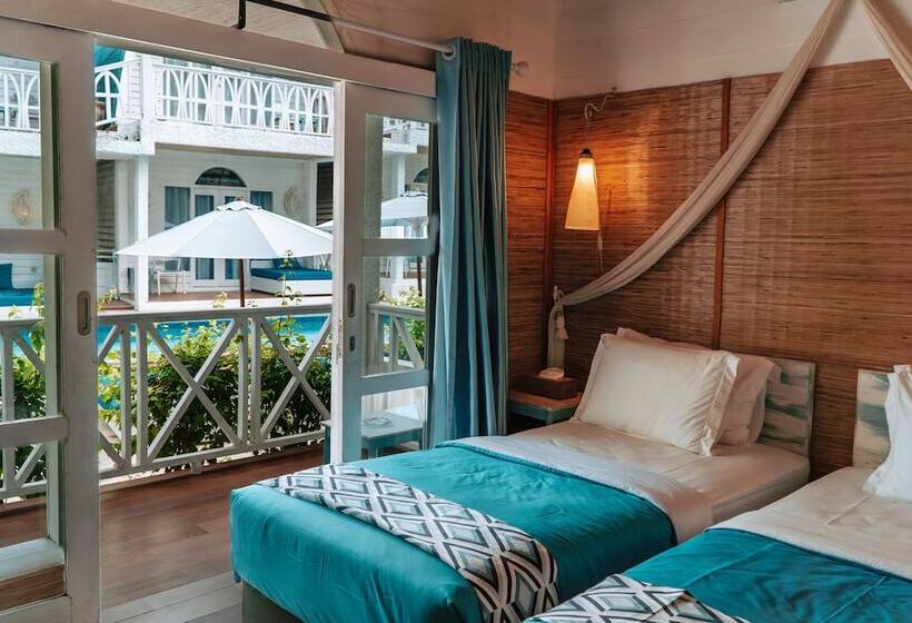 اتاق لوکس با چشم‌انداز استخر, Santorini Beach Resort