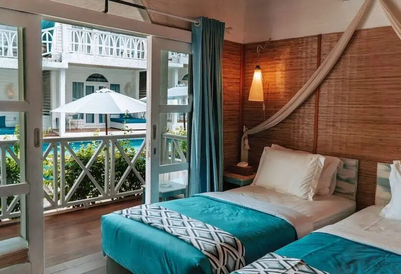 اتاق لوکس با چشم‌انداز استخر, Santorini Beach Resort