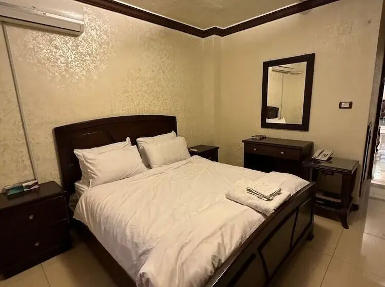 اتاق استاندارد سه نفره, Nahas Plaza