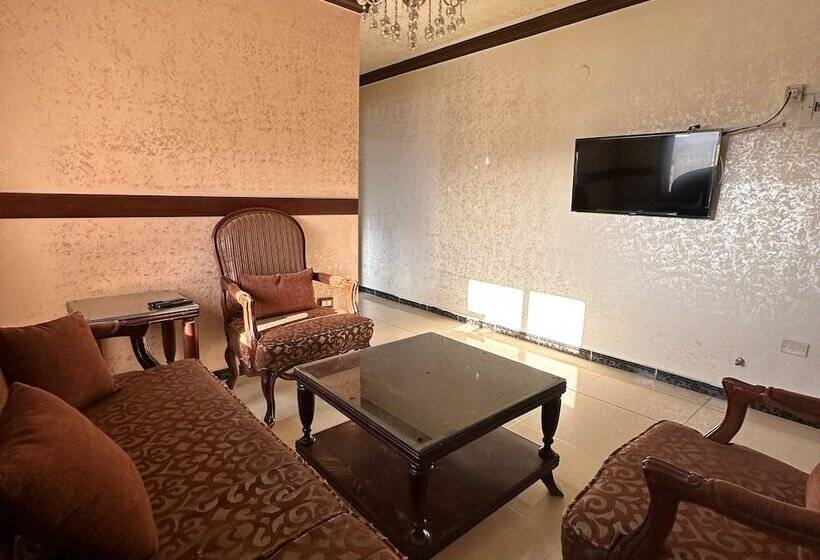 اتاق استاندارد سه نفره, Nahas Plaza