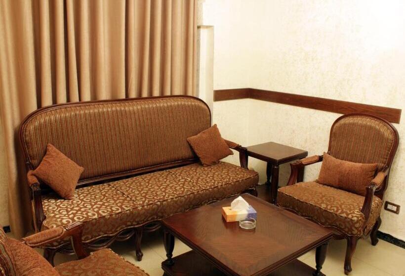 سوییت لوکس, Nahas Plaza