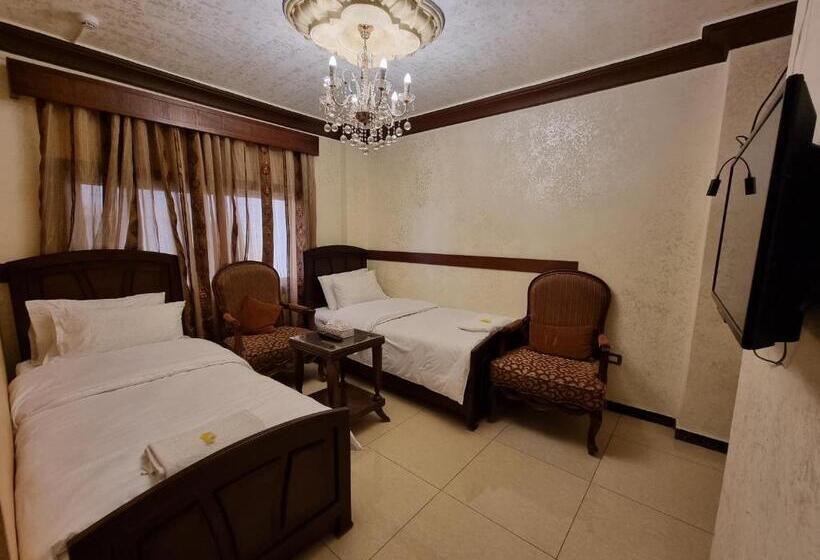 اتاق خانوادگی, Nahas Plaza